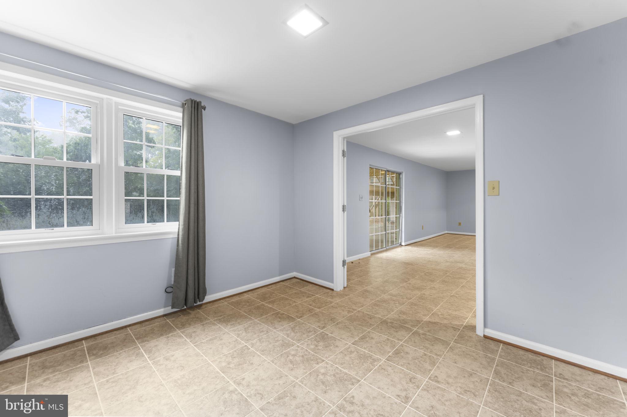 HOLLY KNOLL - Residential Lease