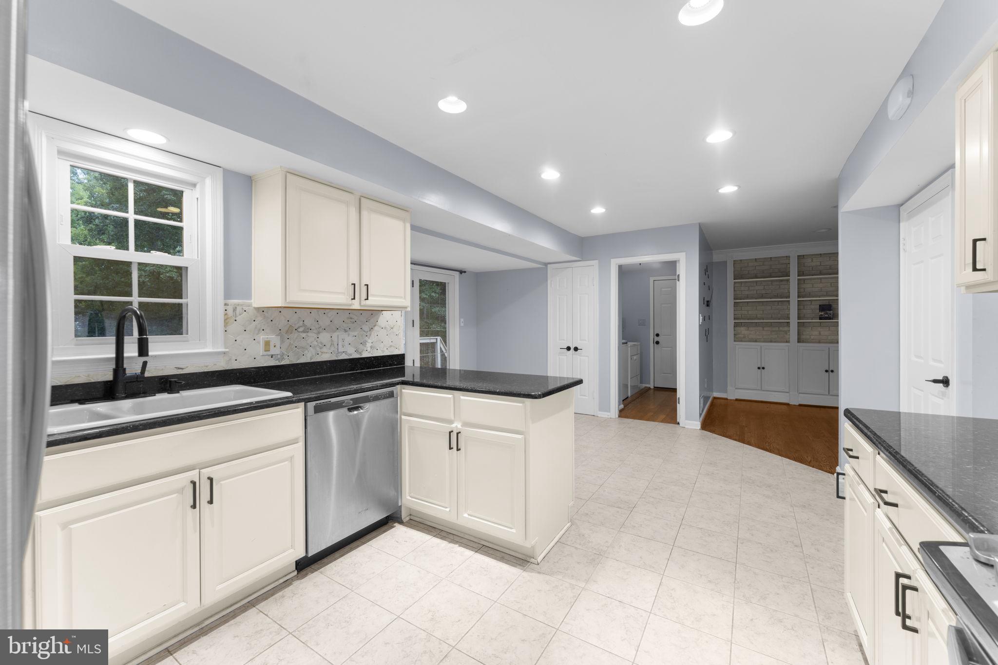 HOLLY KNOLL - Residential Lease