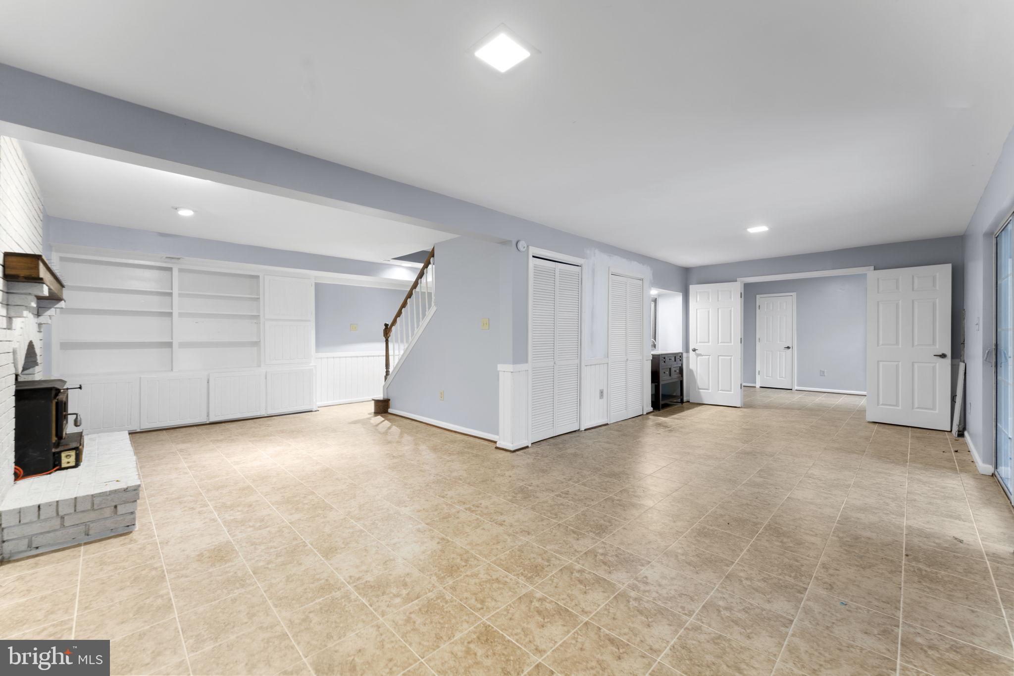 HOLLY KNOLL - Residential Lease