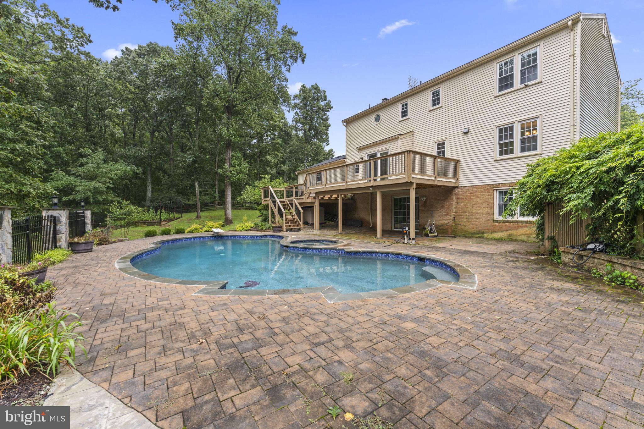 HOLLY KNOLL - Residential Lease