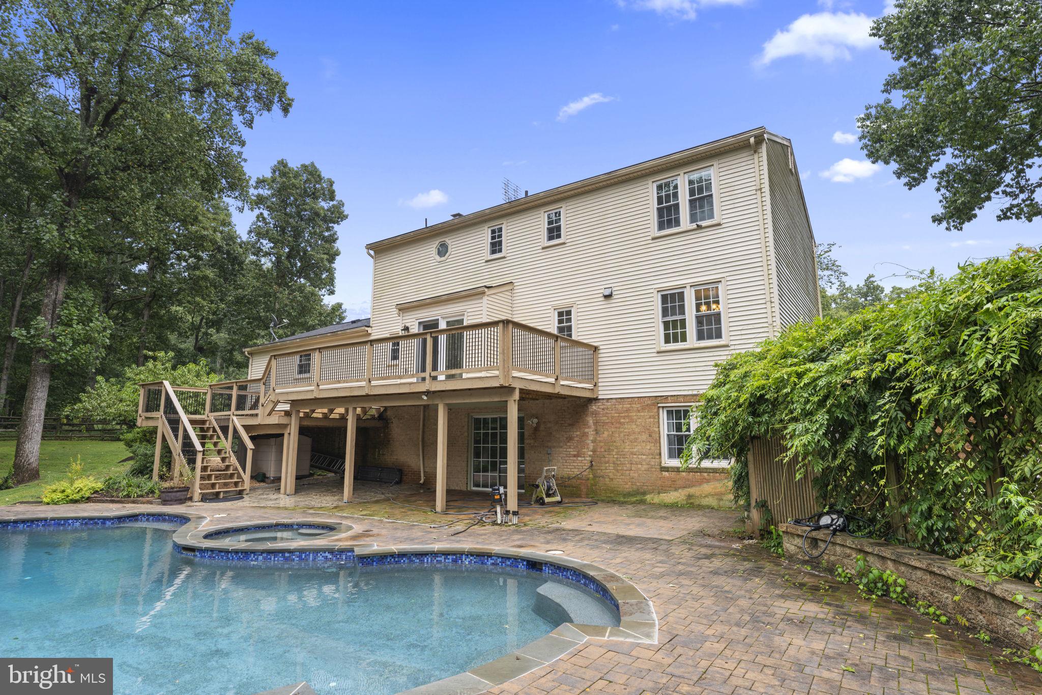 HOLLY KNOLL - Residential Lease