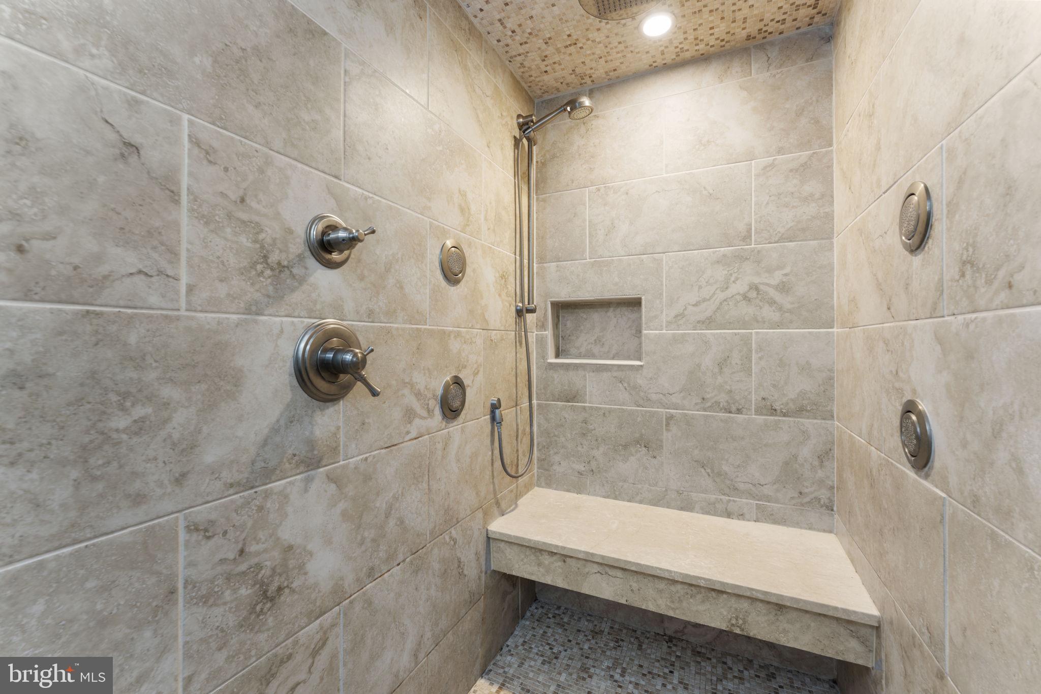 HOLLY KNOLL - Residential Lease