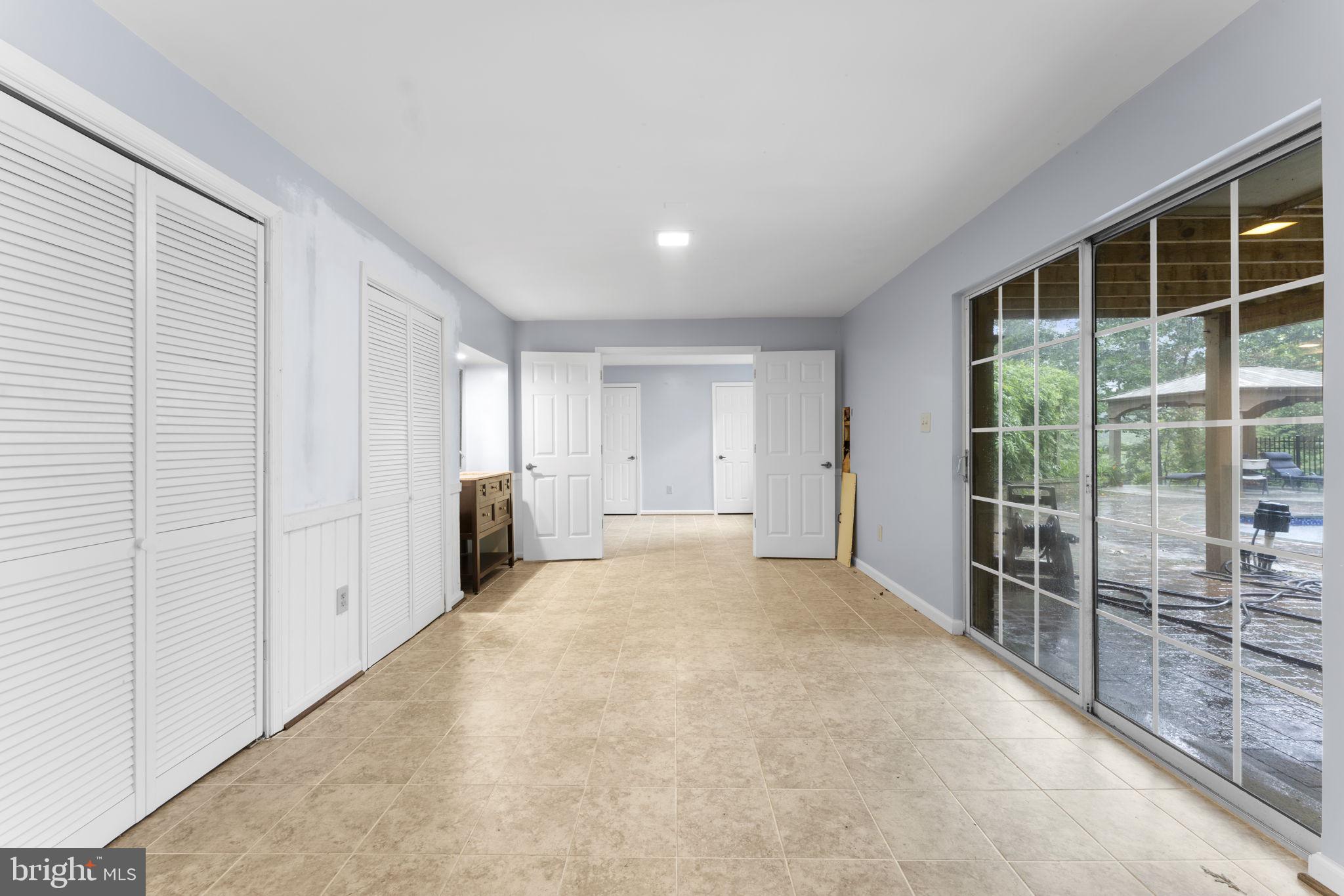 HOLLY KNOLL - Residential Lease