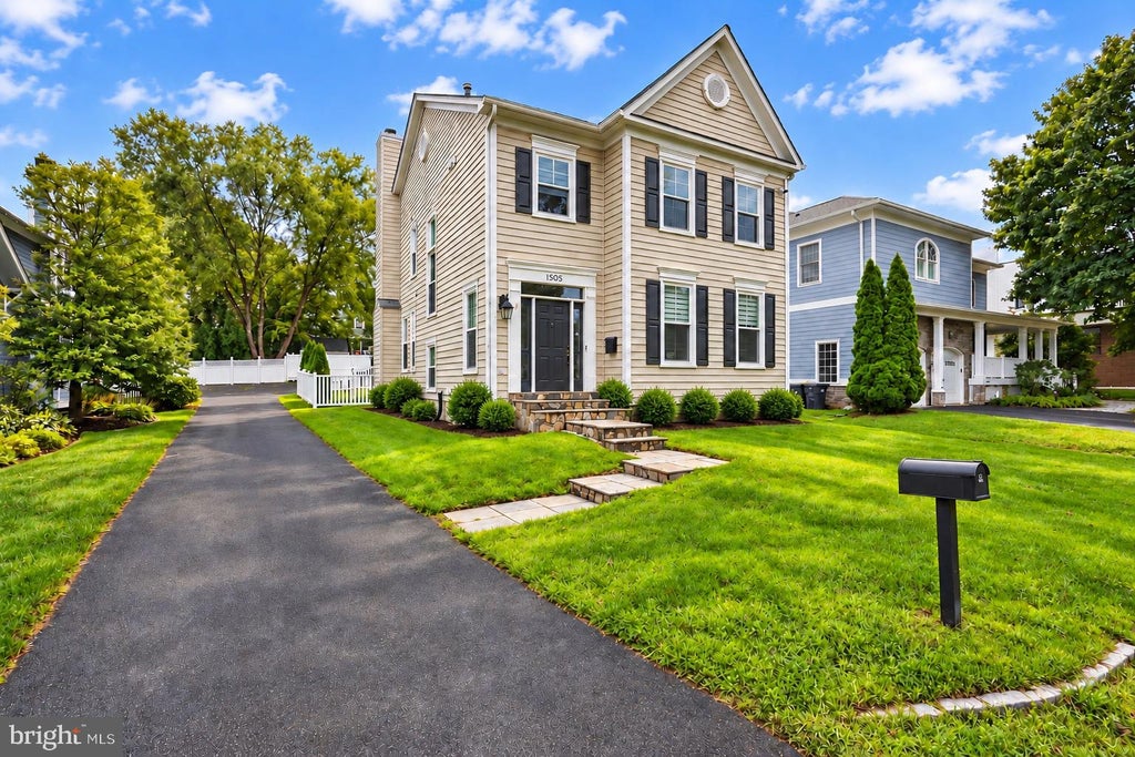 Photo of 1505 Spring Vale Avenue, MCLEAN, VA 22101 (MLS # VAFX2342834)