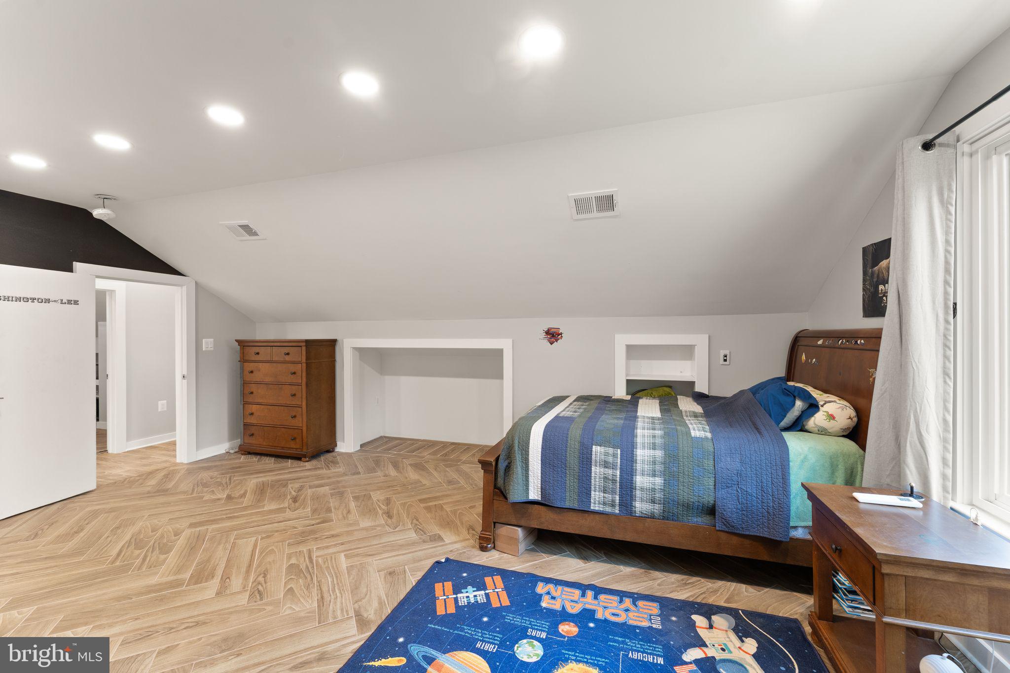 RIDGE MANOR - Residential