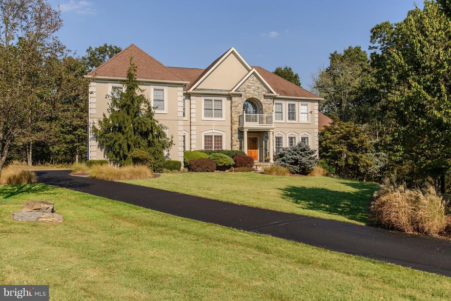 Exceptional well known Chet Cowan built home "like new" w/big, open flr plan, front & back staircases, 3 c garage on priv 2 ac setting. Bright, sunny interior w/9'+ ceilings. Main lvl Library, Sun/Music Rm; Gourmet Kitchen open to dramatic Family Rm w/soaring stone fireplace.Sumptuous Mstr Suite w/Sitting Rm, Renov. Mstr Bath. Daylight, w/o lwr lvl w/rec rm, exercise rm & Au Pair Suite. Churchill!