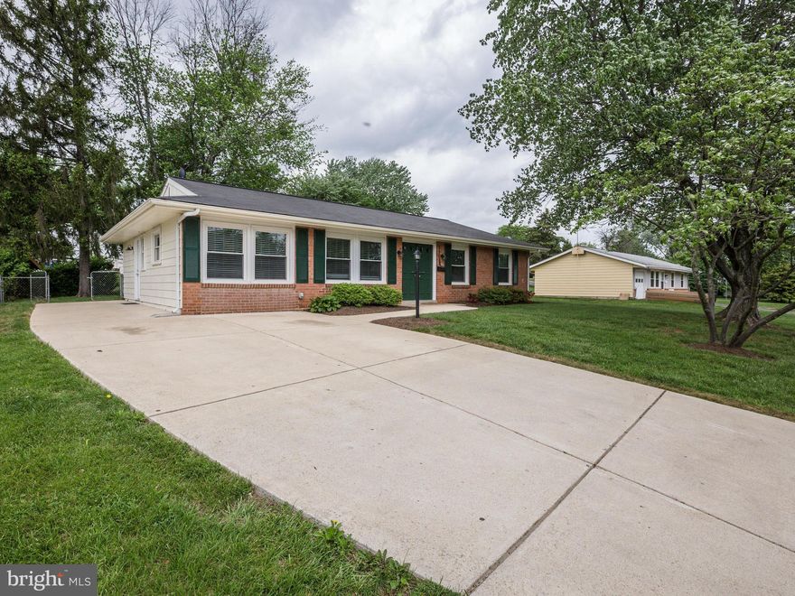 SPARKLING 4 BEDROOM/2 BATHROOM SINGLE FAMILY HOME.  FRESH PAINT, NEW APPLIANCES, HARDWOOD FLOORS, SHED, GREAT BACKYARD FOR ENTERTAINING.  PLENTY OF PARKING!