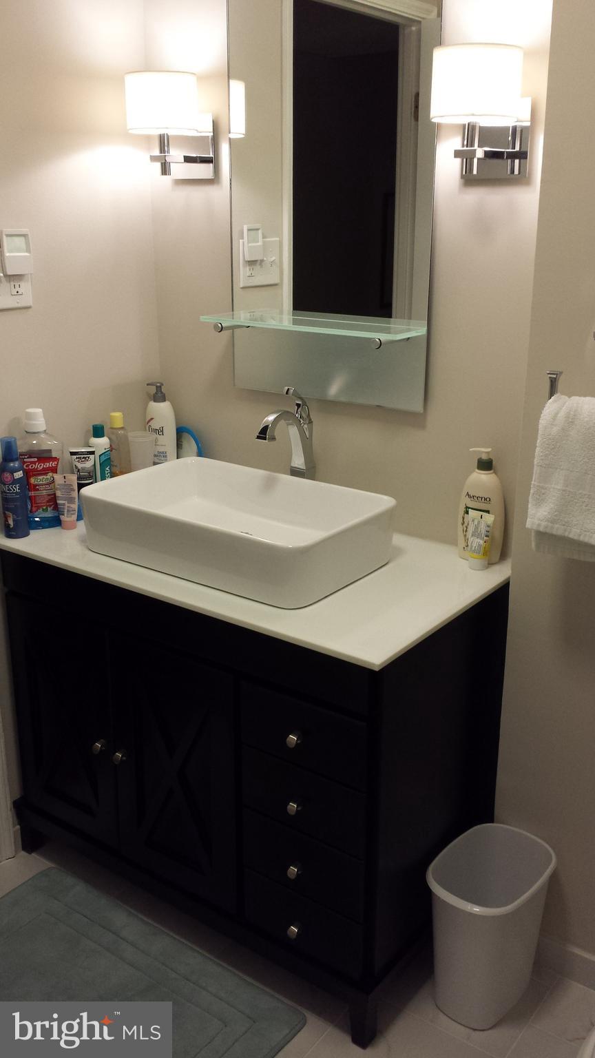 Largest one bedroom floorplan in building with in-unit Bosch laundry, beautiful hardwood floors all the way through, NO CARPET. Renovated modern marble bathroom, updated kitchen and fantastic views from eighteenth floor. Central air. Parking available in garage for add'l fee. 24-hour desk and parking attendant. On-site deli/convenience store. Manager on-site also. Gorgeous apartment ready for new tenant to enjoy the skyline views!