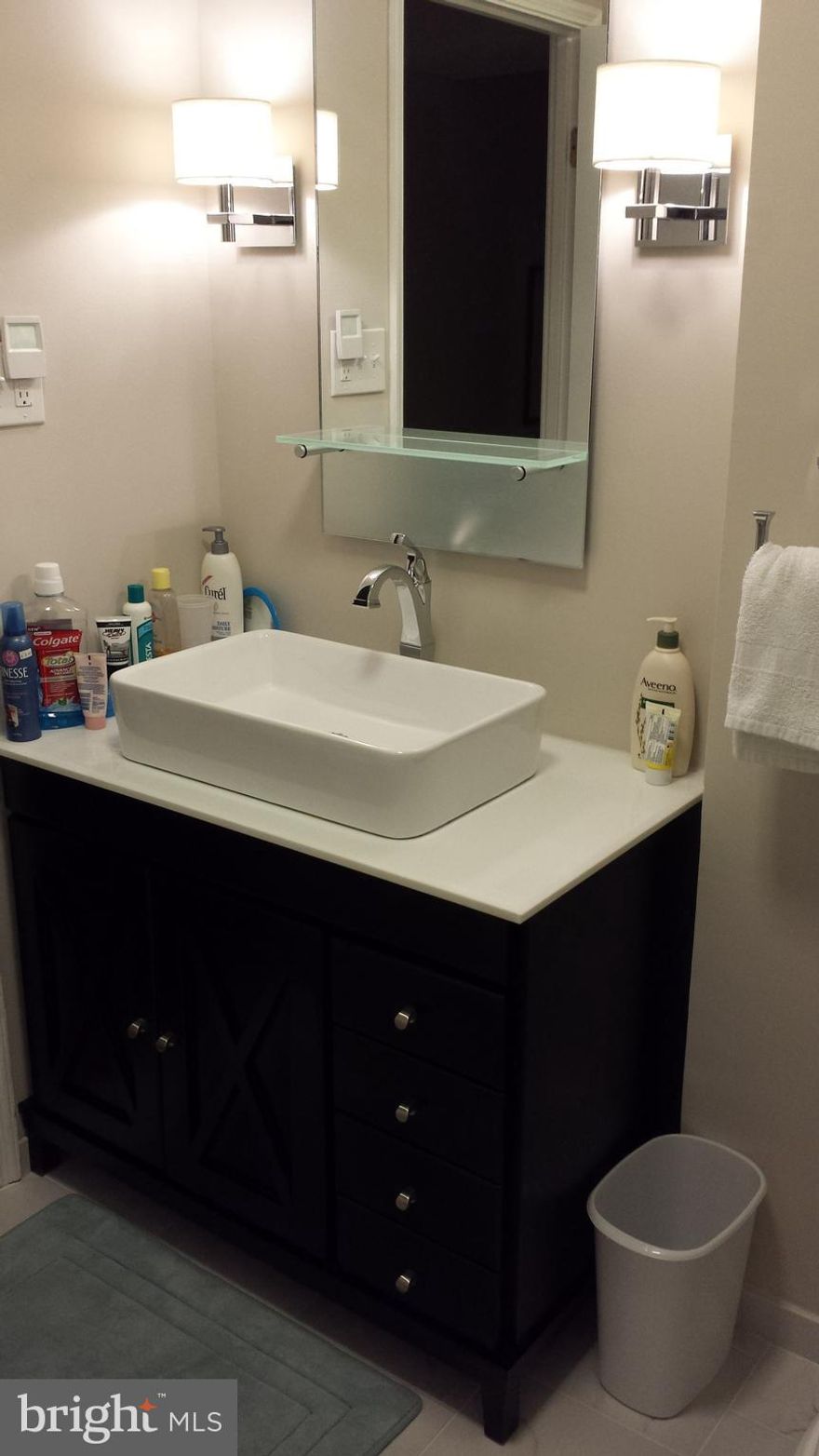 Largest one bedroom floorplan in building with in-unit Bosch laundry, beautiful hardwood floors all the way through, NO CARPET.   Renovated modern marble bathroom, updated kitchen and fantastic views from eighteenth floor.  Central air.  Parking available in garage for add'l fee. 24-hour desk and parking attendant.  On-site deli/convenience store.  Manager on-site also.  Gorgeous apartment ready for new tenant to enjoy the skyline views!