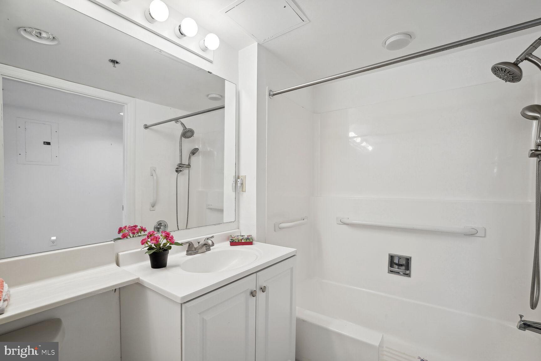 THE JEFFERSON - SUNRISE SENIOR LIVING - Residential