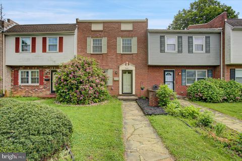 Townhouse For Sale - 708 Cumberland Avenue<br/> CHAMBERSBURG, PA 17201