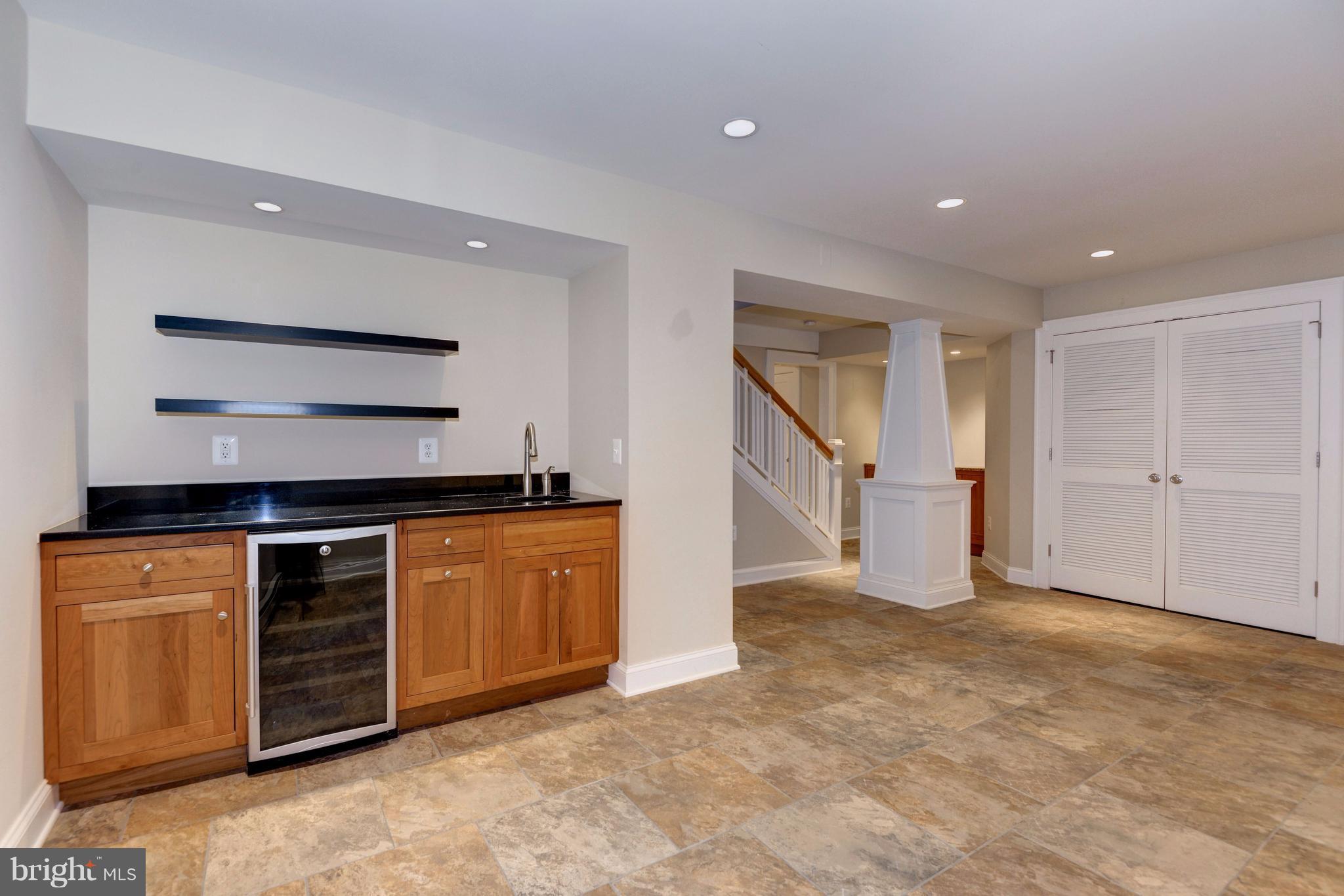 COUNTRY CLUB HILLS - Residential Lease