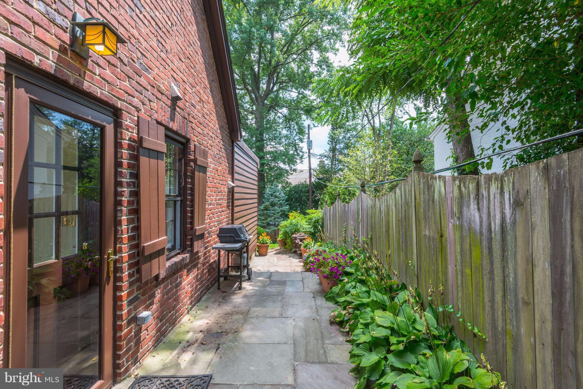 COUNTRY CLUB HILLS - Residential Lease