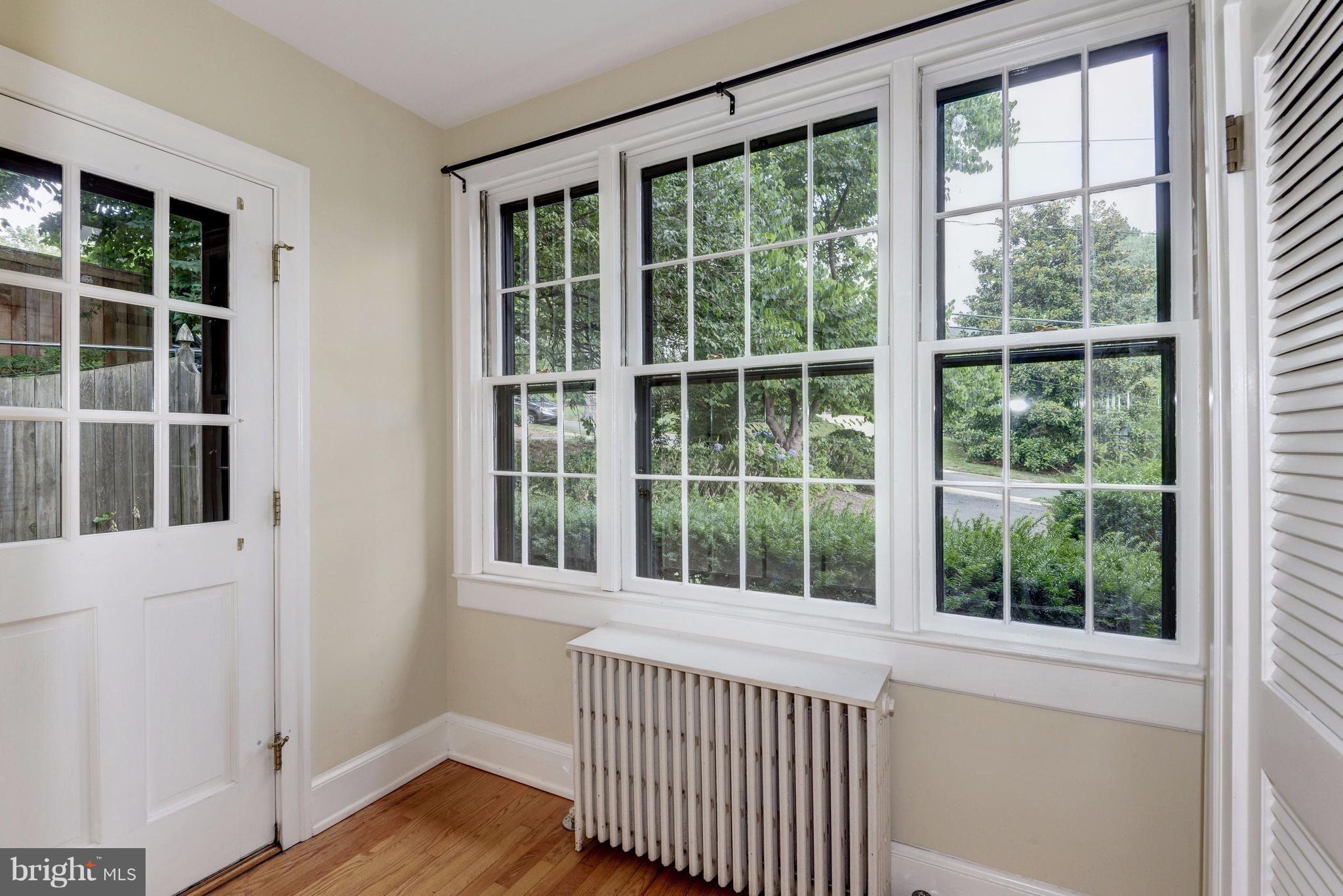 COUNTRY CLUB HILLS - Residential Lease