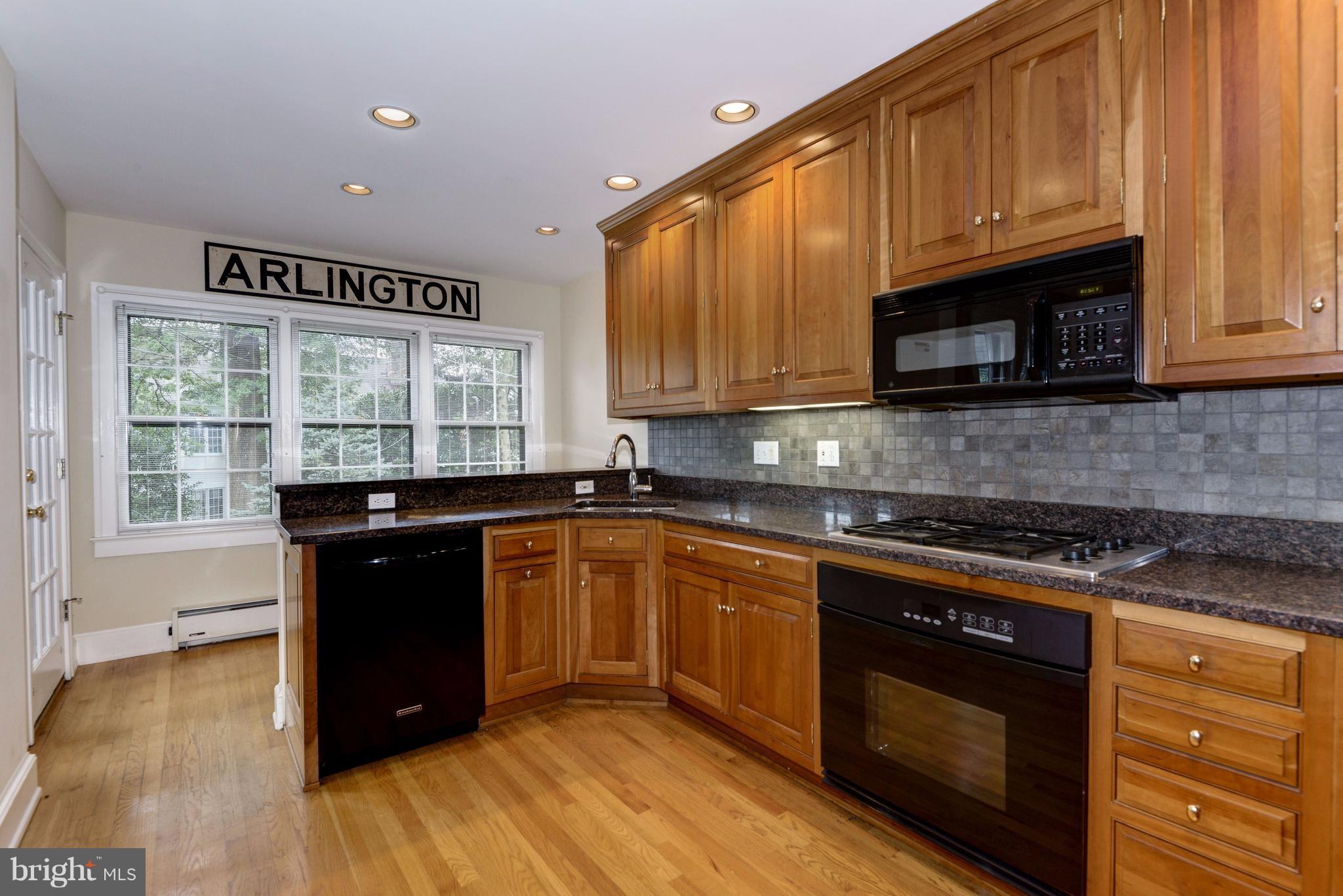 COUNTRY CLUB HILLS - Residential Lease