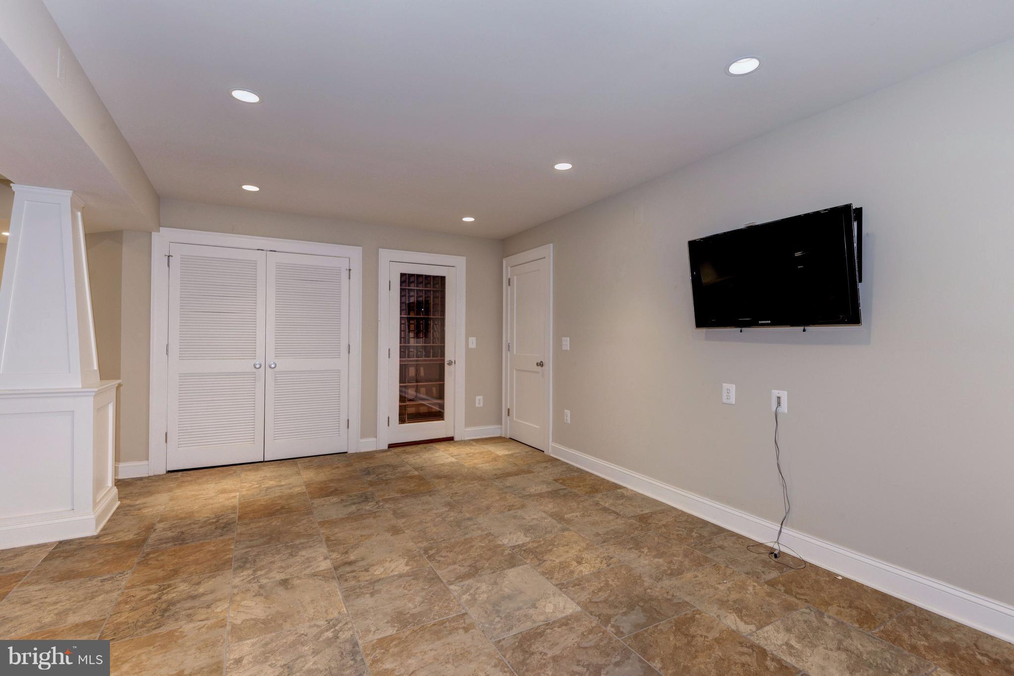 COUNTRY CLUB HILLS - Residential Lease