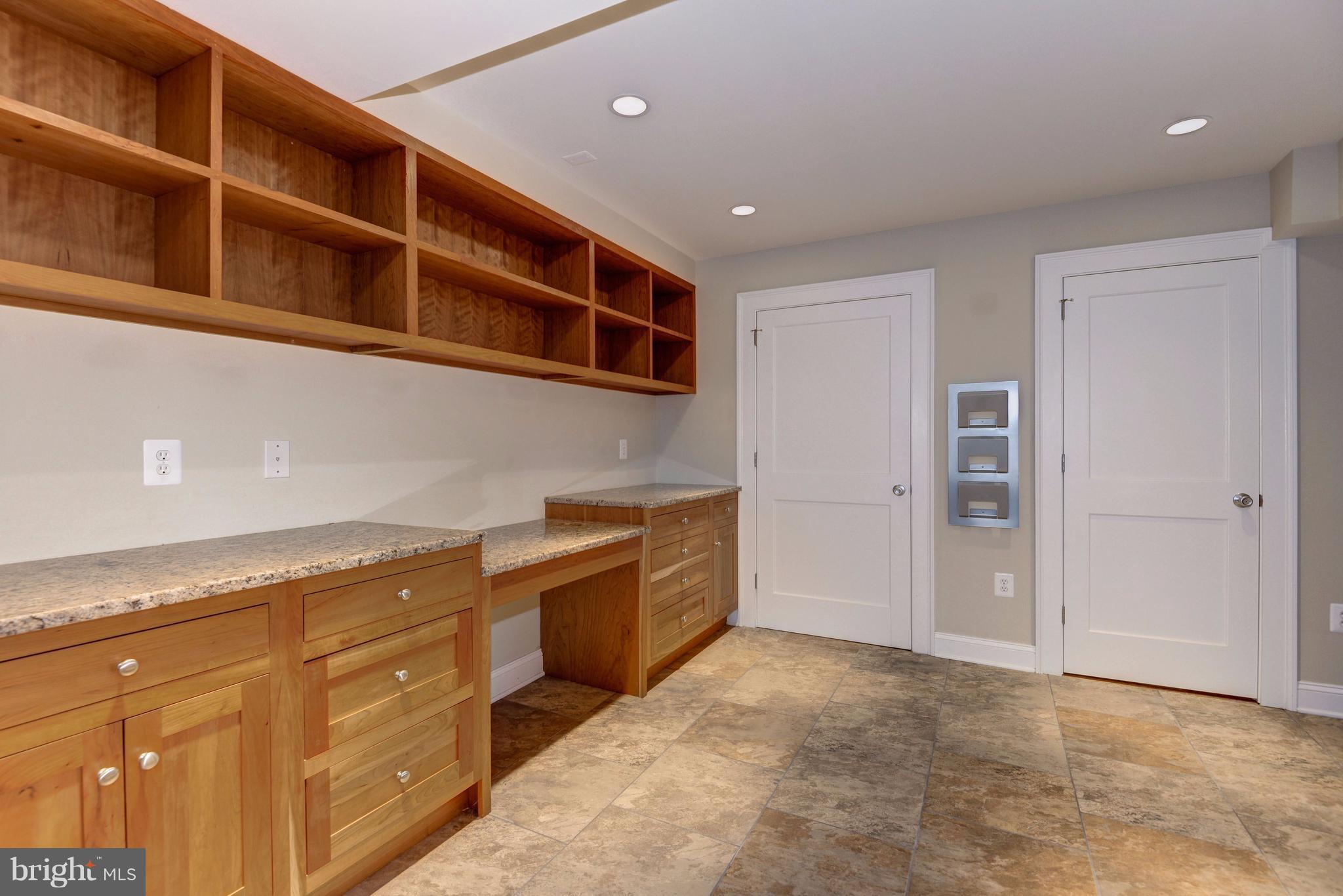 COUNTRY CLUB HILLS - Residential Lease