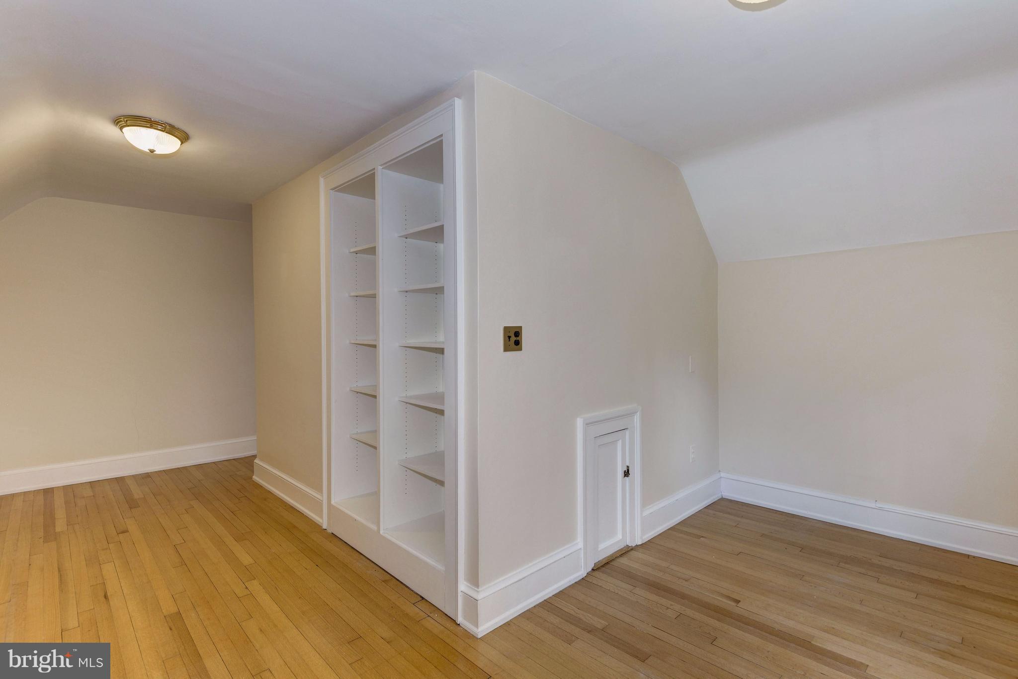 COUNTRY CLUB HILLS - Residential Lease