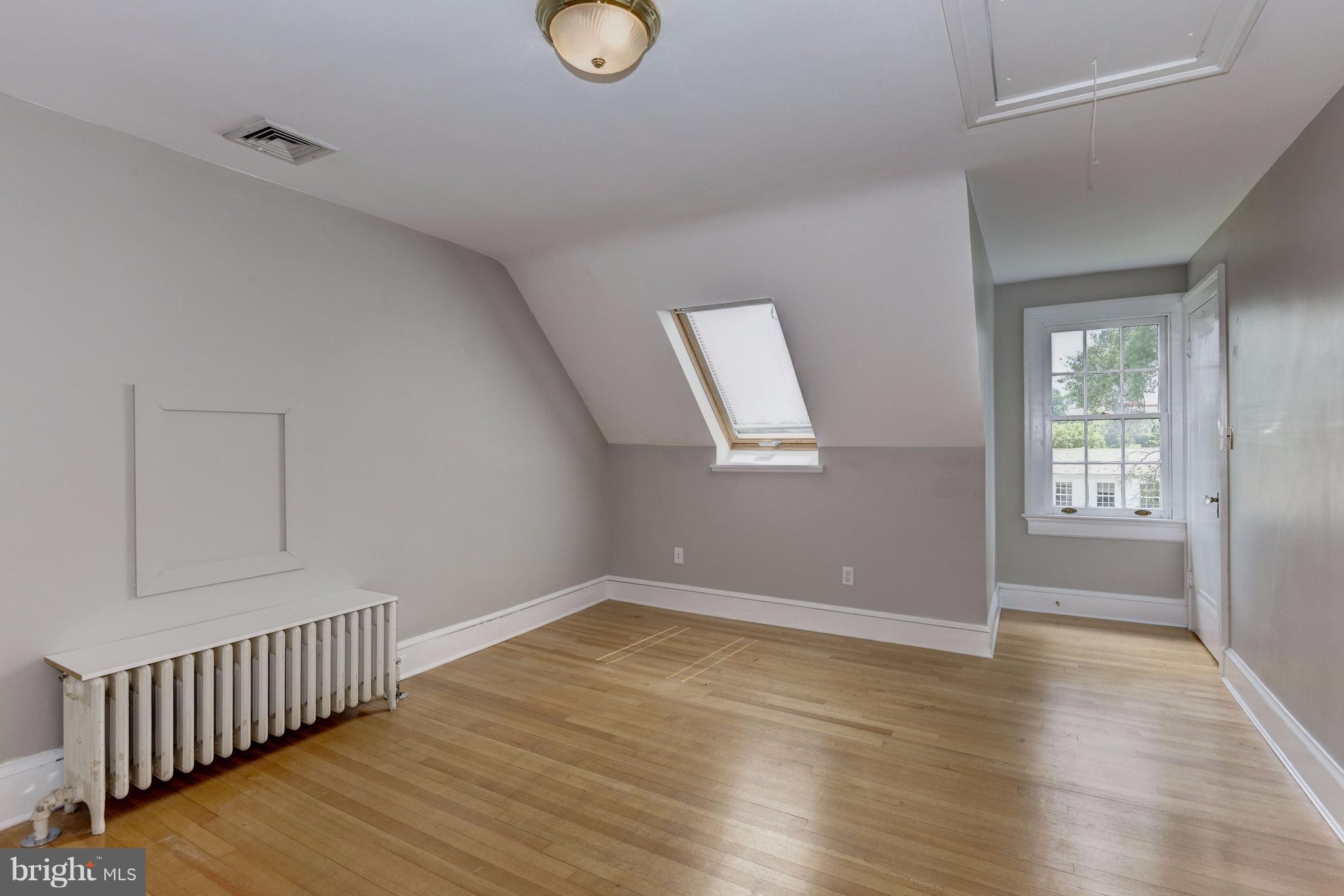 COUNTRY CLUB HILLS - Residential Lease