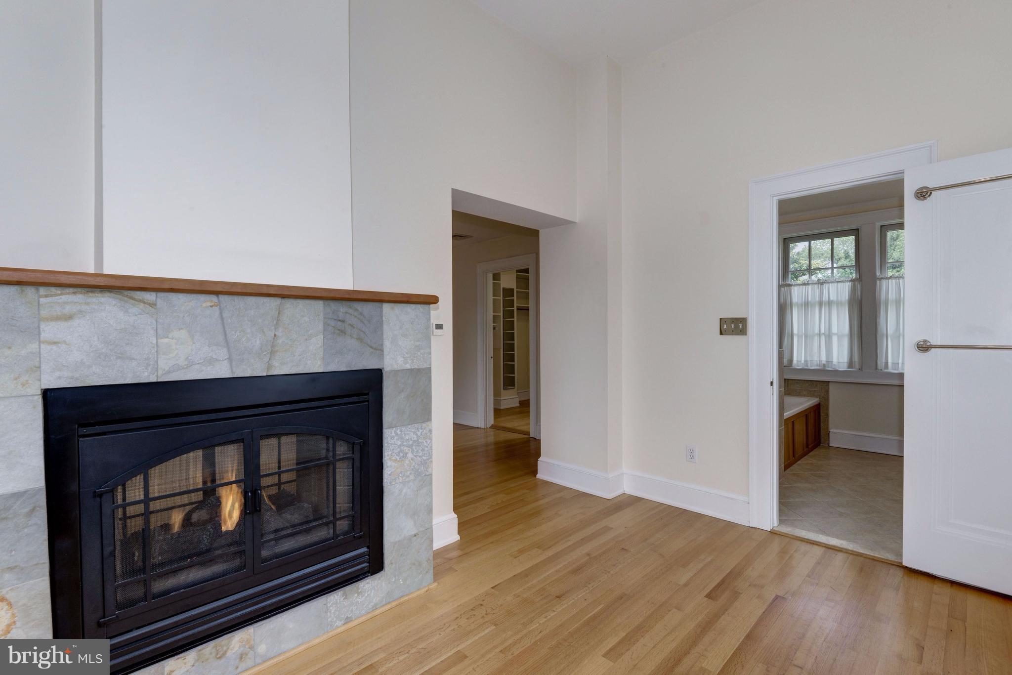 COUNTRY CLUB HILLS - Residential Lease