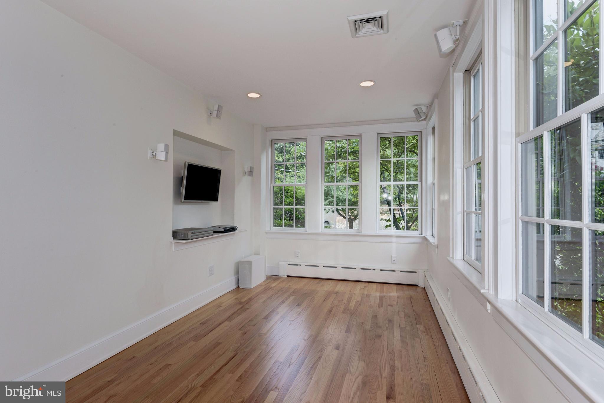 COUNTRY CLUB HILLS - Residential Lease