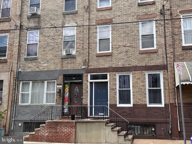 Large 3 story row in West Passyunk with stunning views of center city of the 3rd story roof deck, and potential to add full roof deck above 3rd floor. House is in need of total rehab and being sold in "AS-IS" condition. Buyer is responsible for obtaining U&O and all certs with City of Philadelphia. Location however is in a premier location of increasing popularity in an area of growing urban development. House is huge potential. Make your offer today !