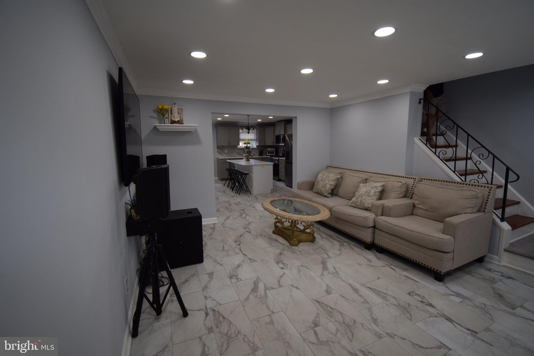 735 WINDSOR CIRCLE