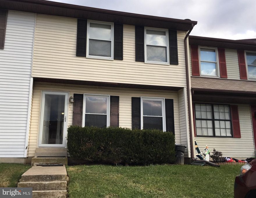 Spacious townhome with 3 bedrooms and 2.5 bathrooms, featuring a full basement, fenced backyard, deck, and the convenience of a washer and dryer.  Ideal location, near the municipal pool and in a great school district, it's definitely worth a visit!