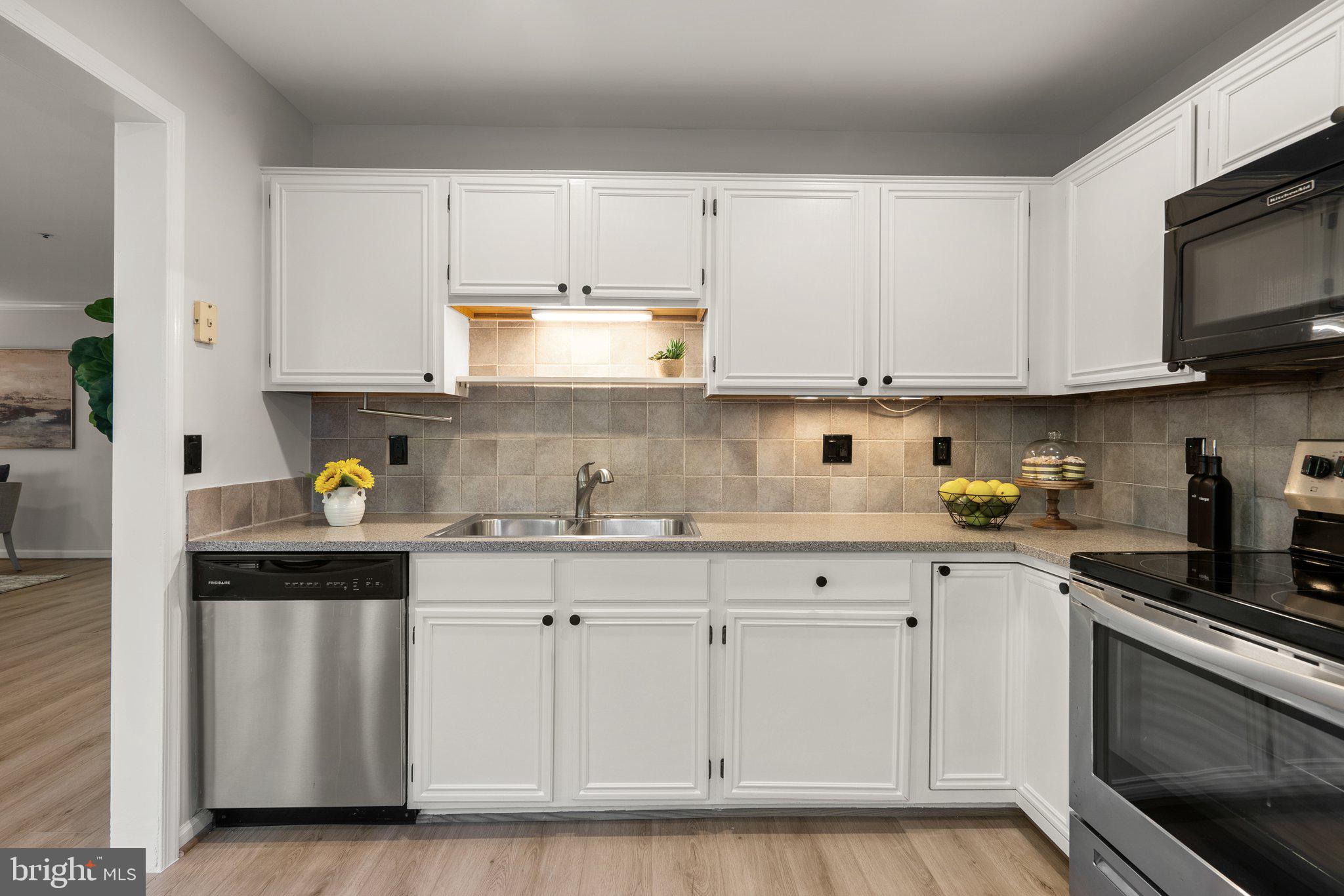 LEE LANDING COND - Residential