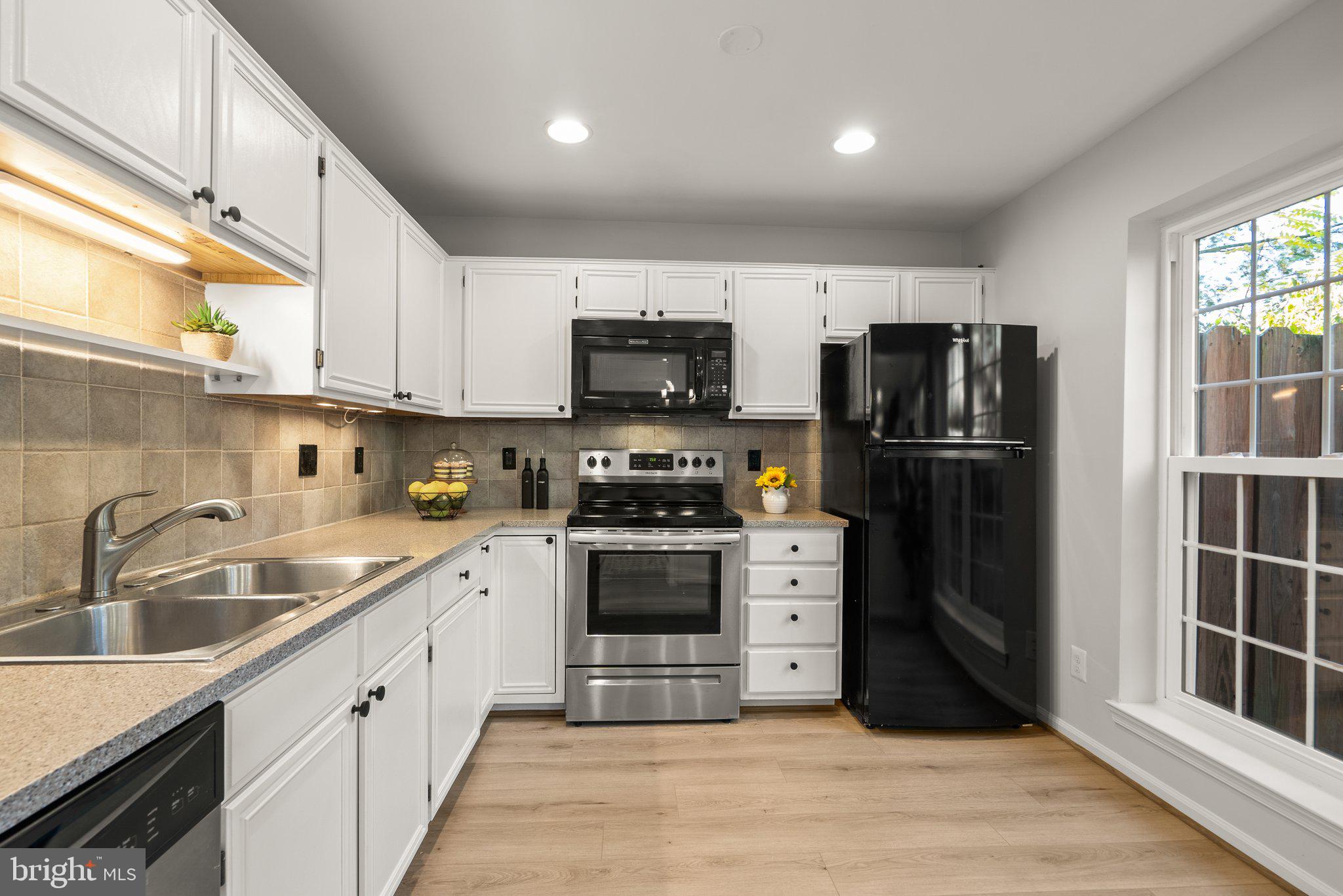 LEE LANDING COND - Residential