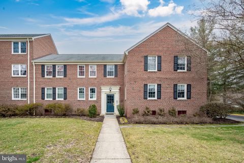 Photo of 6619 E Wakefield Drive #B2, ALEXANDRIA, VA 22307 (MLS # VAFX2295230)