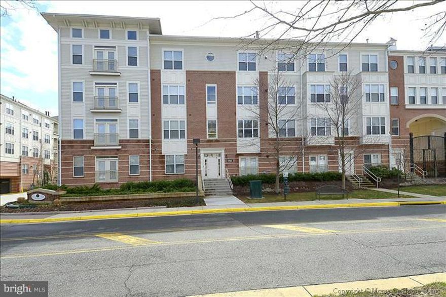 GREAT PLACE TO LIVE.A MUST SEE! BEAUTIFUL, SUNNY, IMPECCAPLY KEPT, IT LOOKS LIKE NEW.GORGEOUS VIEW W/ LARGE WINDOWS OVERLOOKING COURT YEARD. GRANITE COUNTERS, UPGRADED APPLIANCES & FRESHLY PAINTED.GREAT LOCATION, ACROOS THE STREE FROM VIENNA METRO STATION. STEPS TO THE UPPER SCALE SHOPPING DISTRICT OF VIENNA TOWN CENTER &A FEW MINUTES TO TYSONS CORNER.CLOSE TO MAIN ROADS,66, I-495 & MINUTES TO DC.