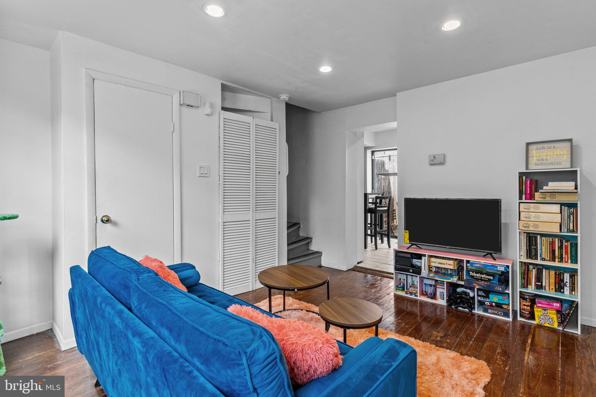 889 N LECOUNT STREET