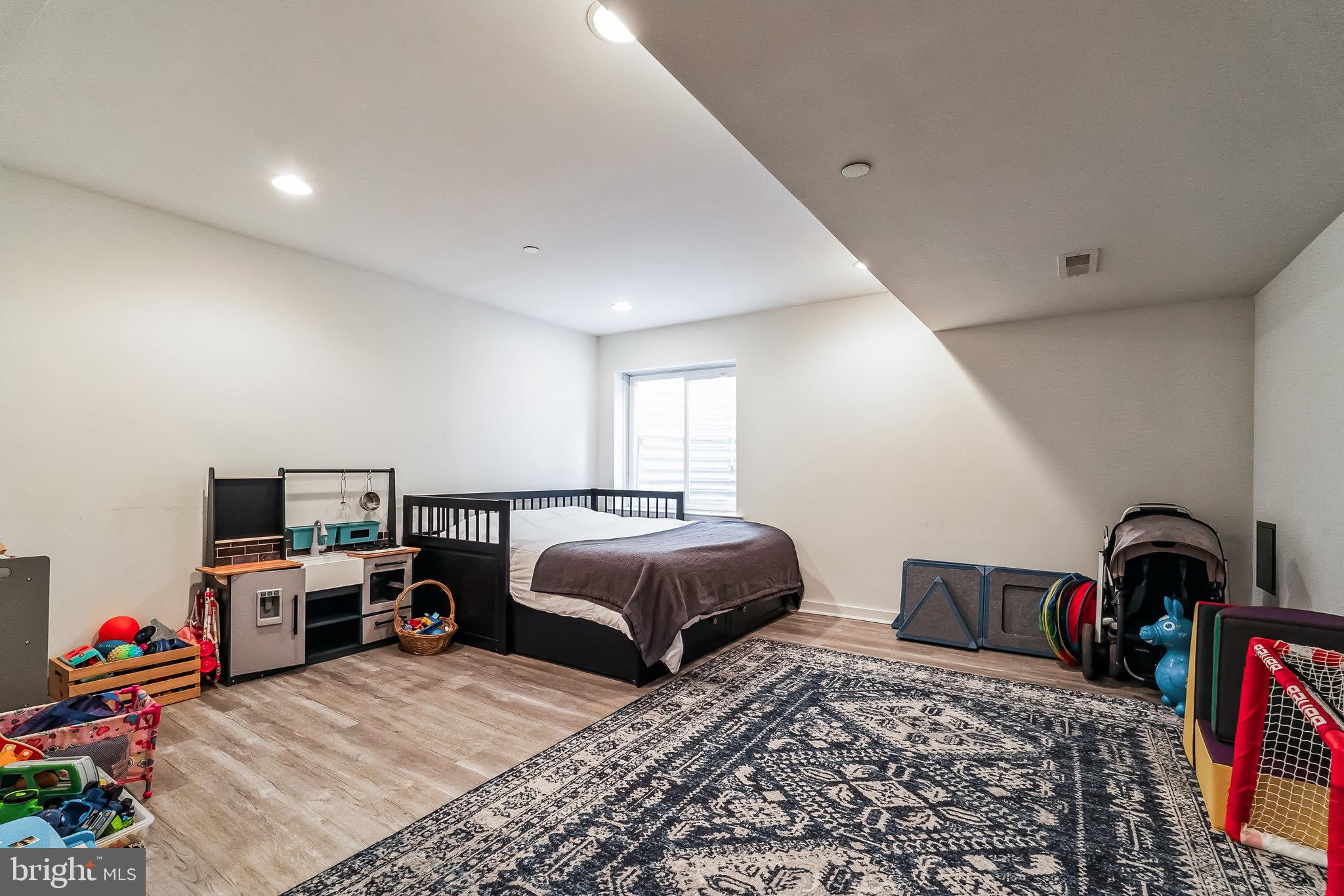 EAST KENSINGTON - Residential