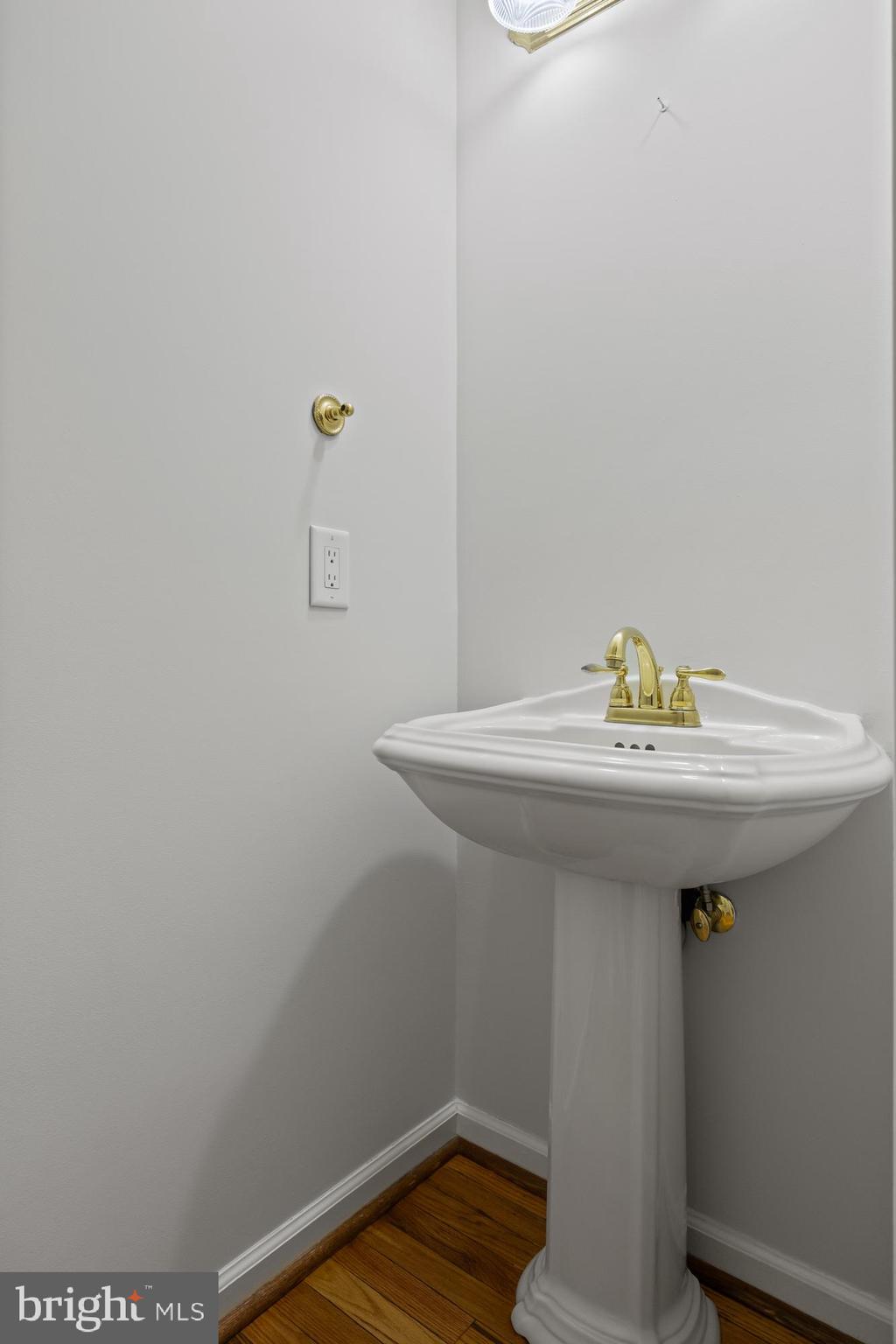 LAUREL CREEK - Residential Lease