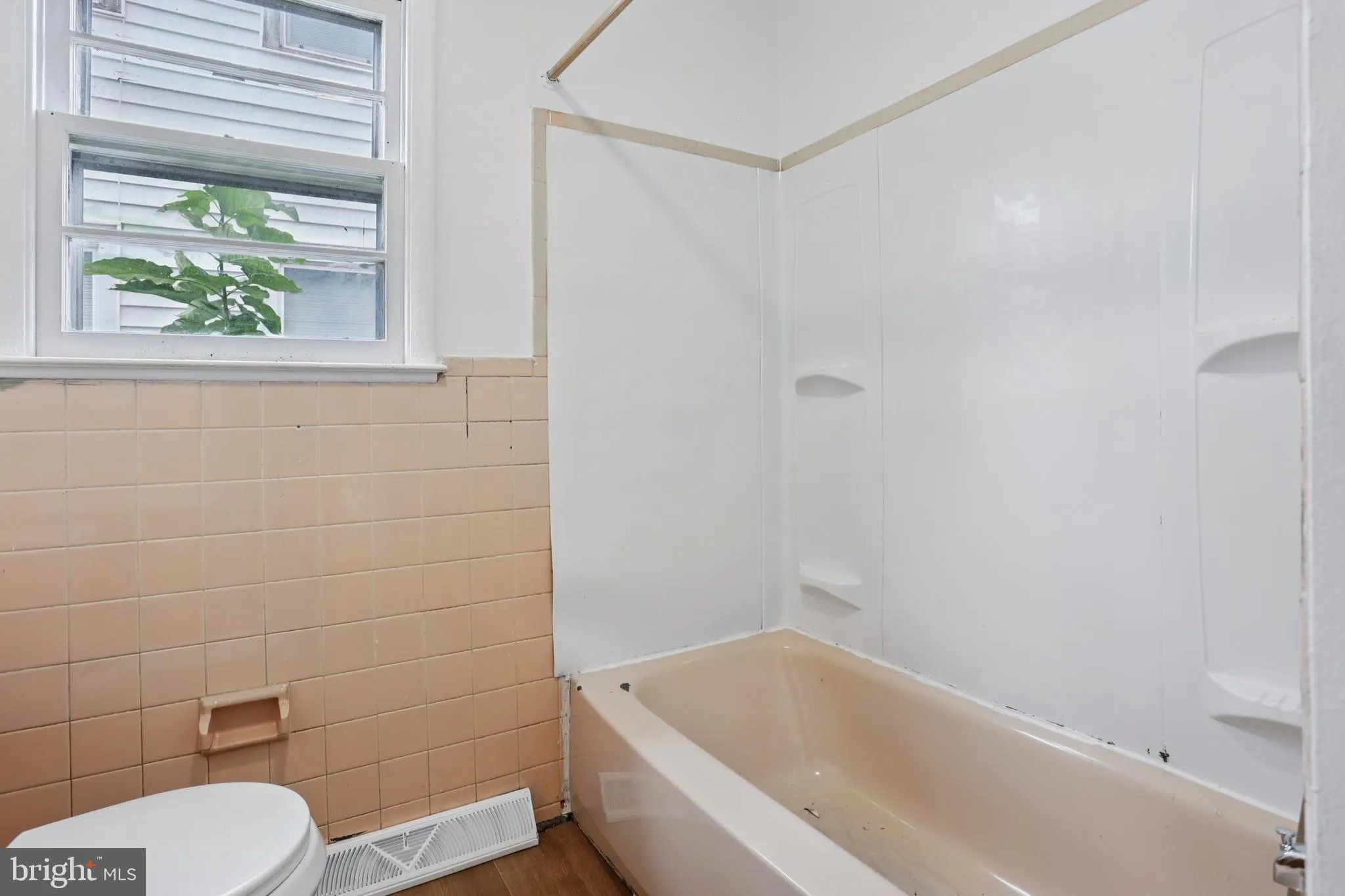 Millville, New Jersey 08332, United States, 3 Bedrooms Bedrooms, ,1 BathroomBathrooms,Residential,Pending,219974