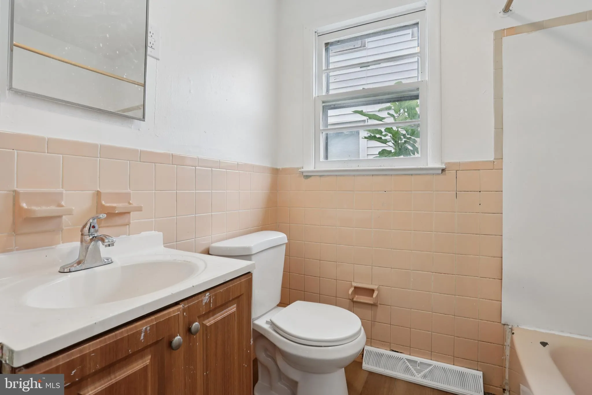 Millville, New Jersey 08332, United States, 3 Bedrooms Bedrooms, ,1 BathroomBathrooms,Residential,Pending,219974