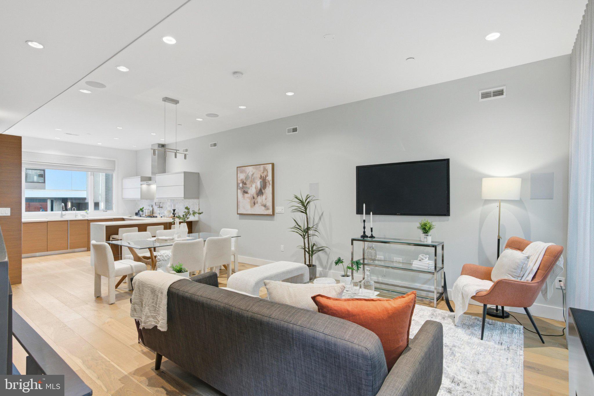 204 W LAUREL STREET 4