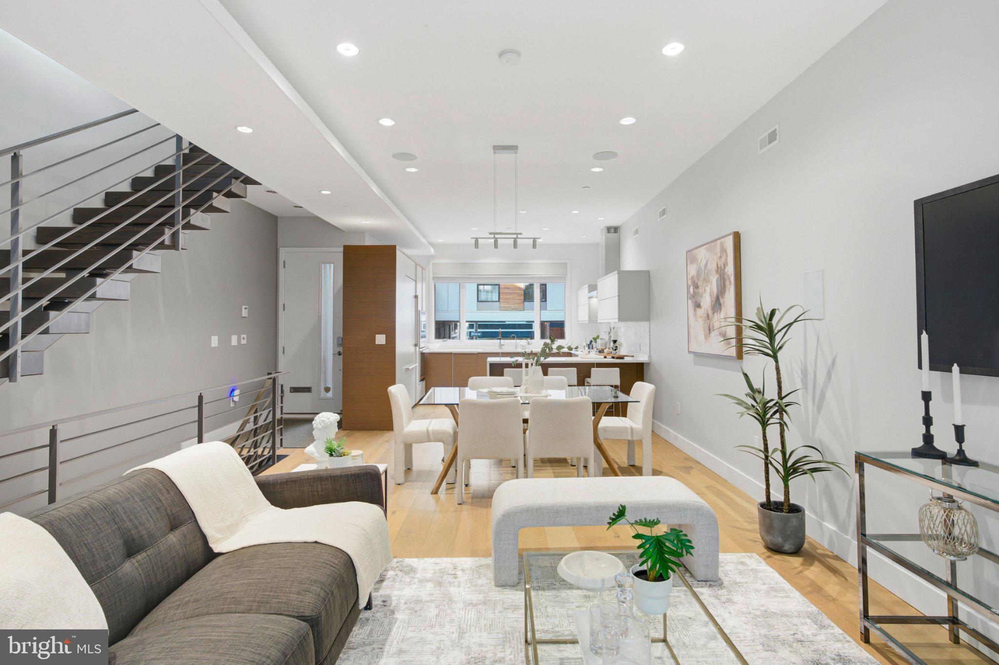 204 W LAUREL STREET 4