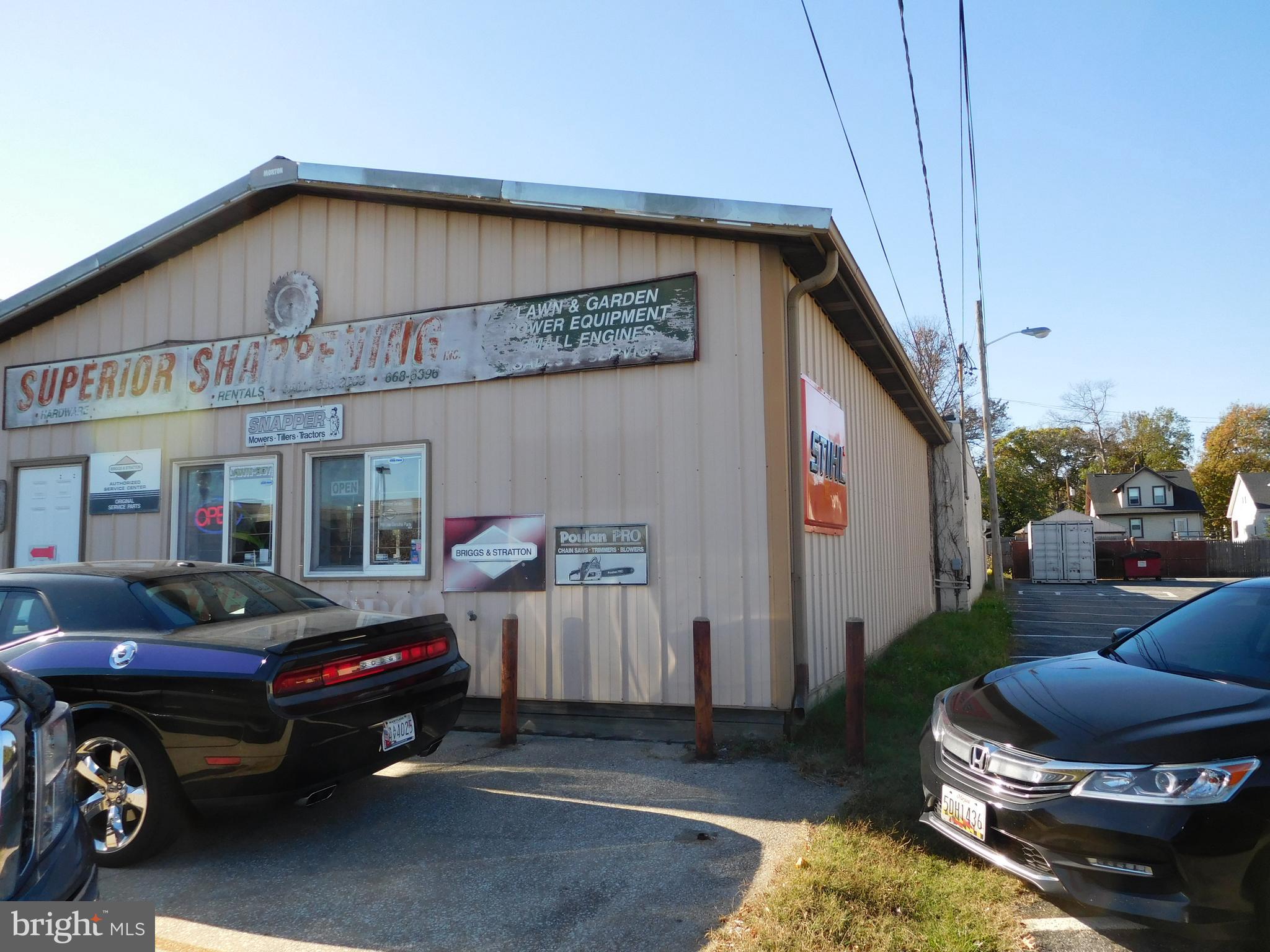 Main image without alt text