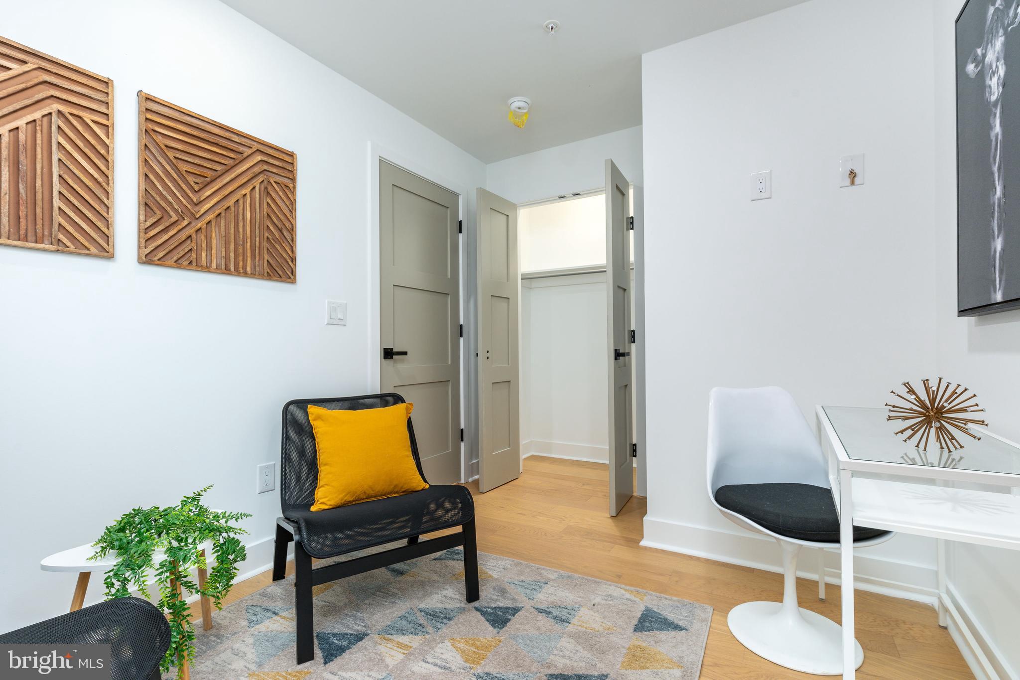 QUEEN VILLAGE - Residential