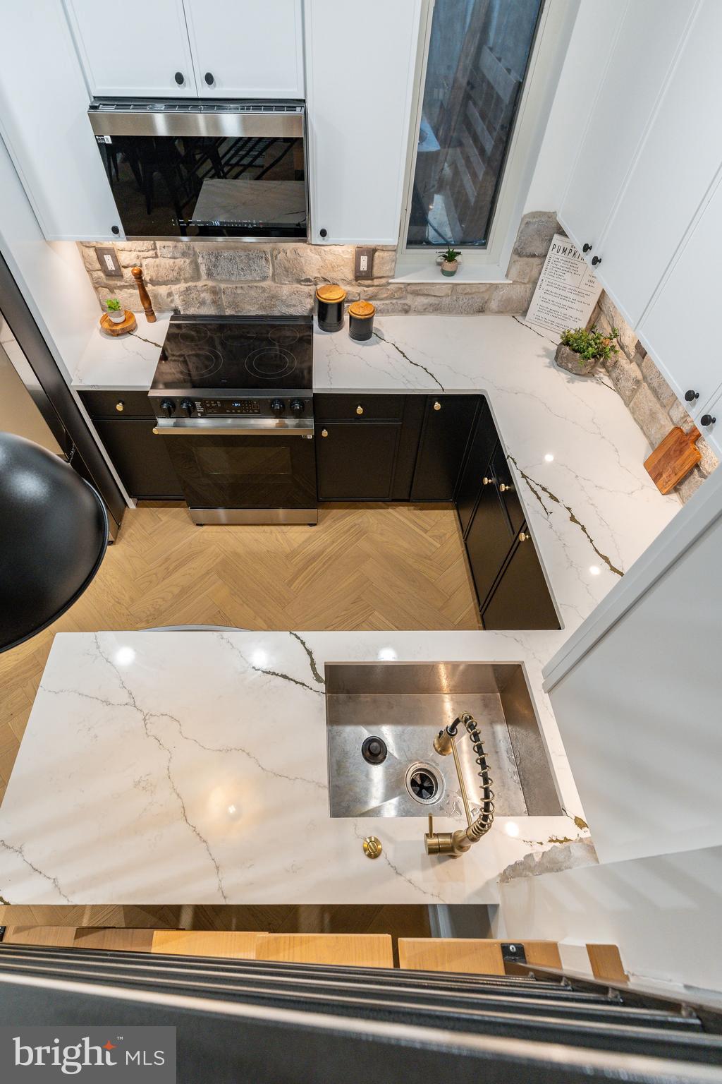 QUEEN VILLAGE - Residential