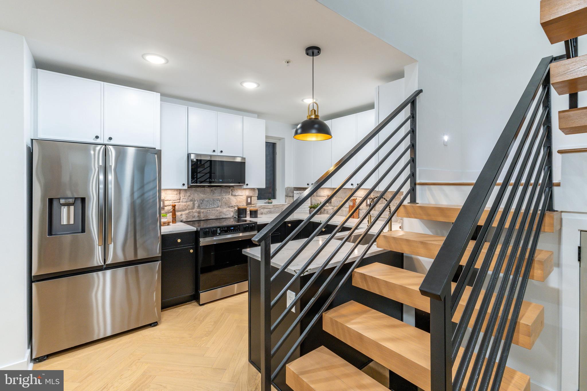 QUEEN VILLAGE - Residential
