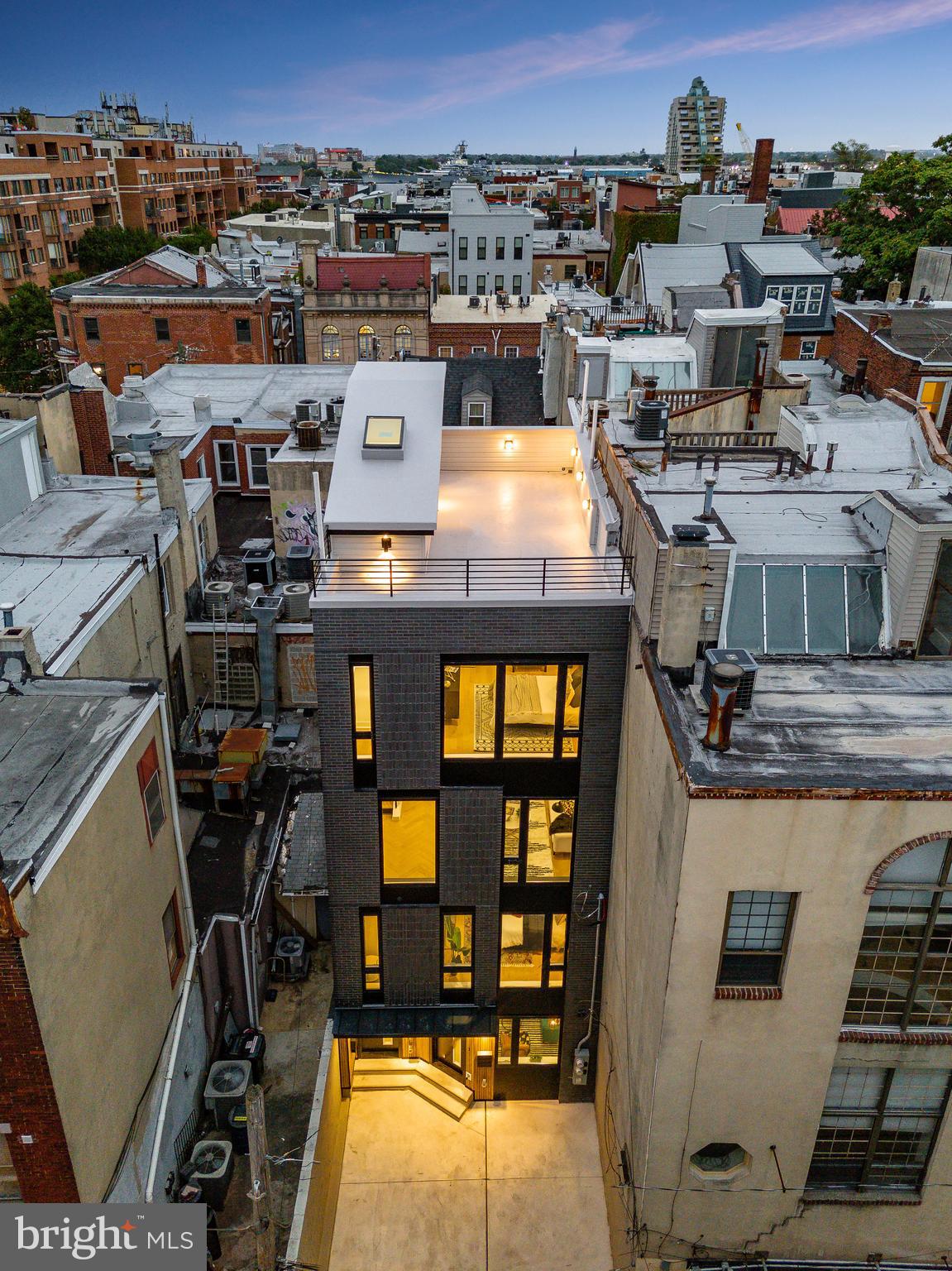 QUEEN VILLAGE - Residential