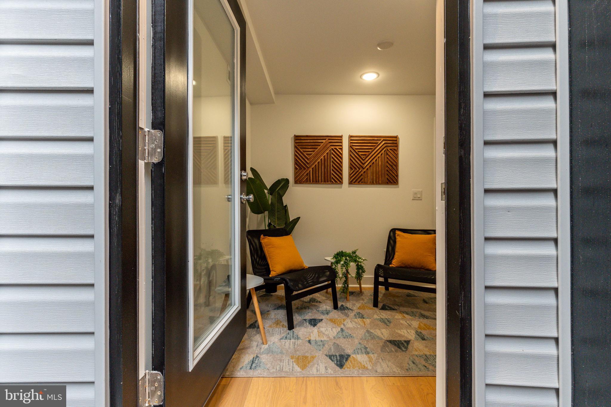 QUEEN VILLAGE - Residential