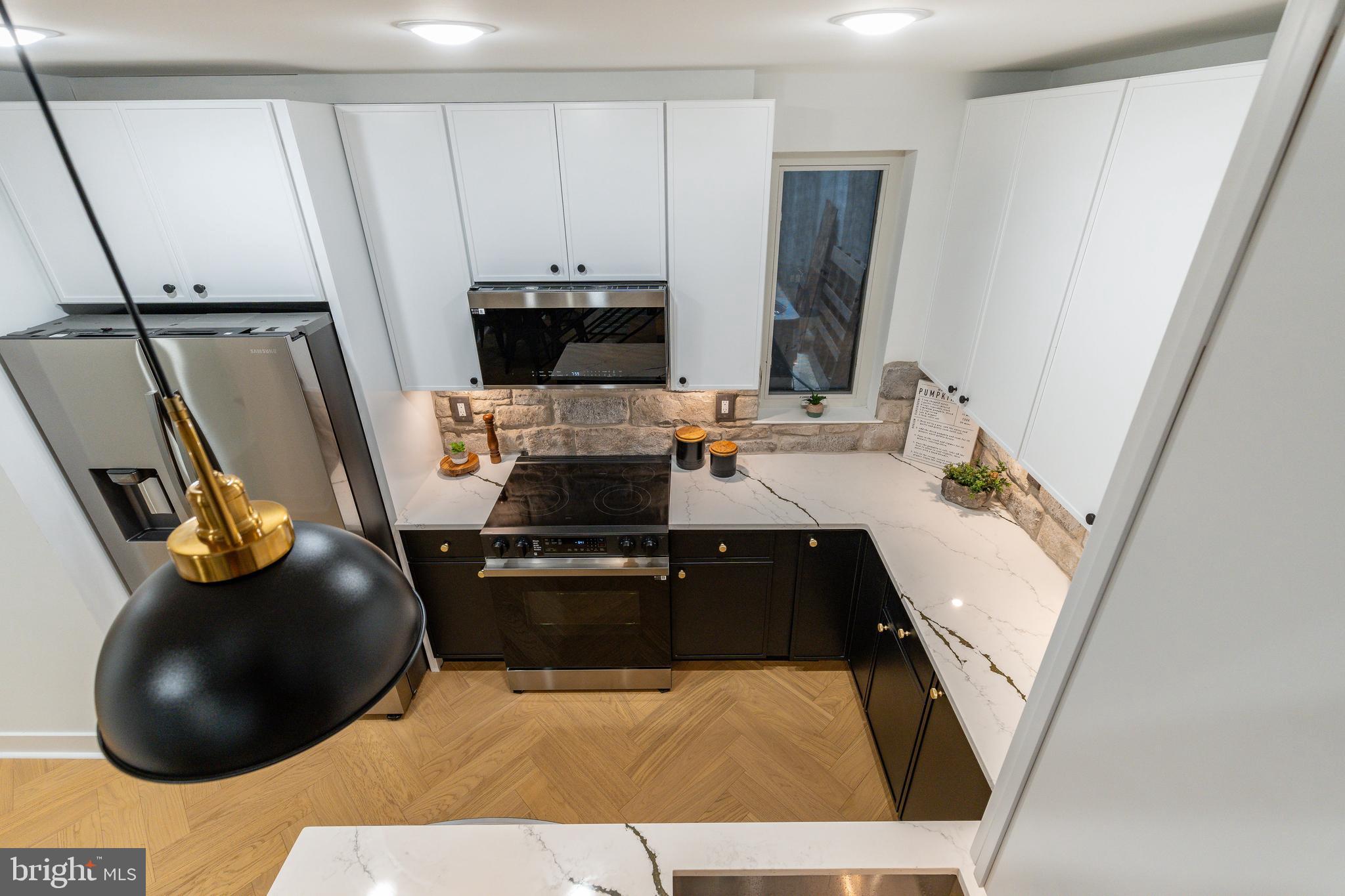 QUEEN VILLAGE - Residential