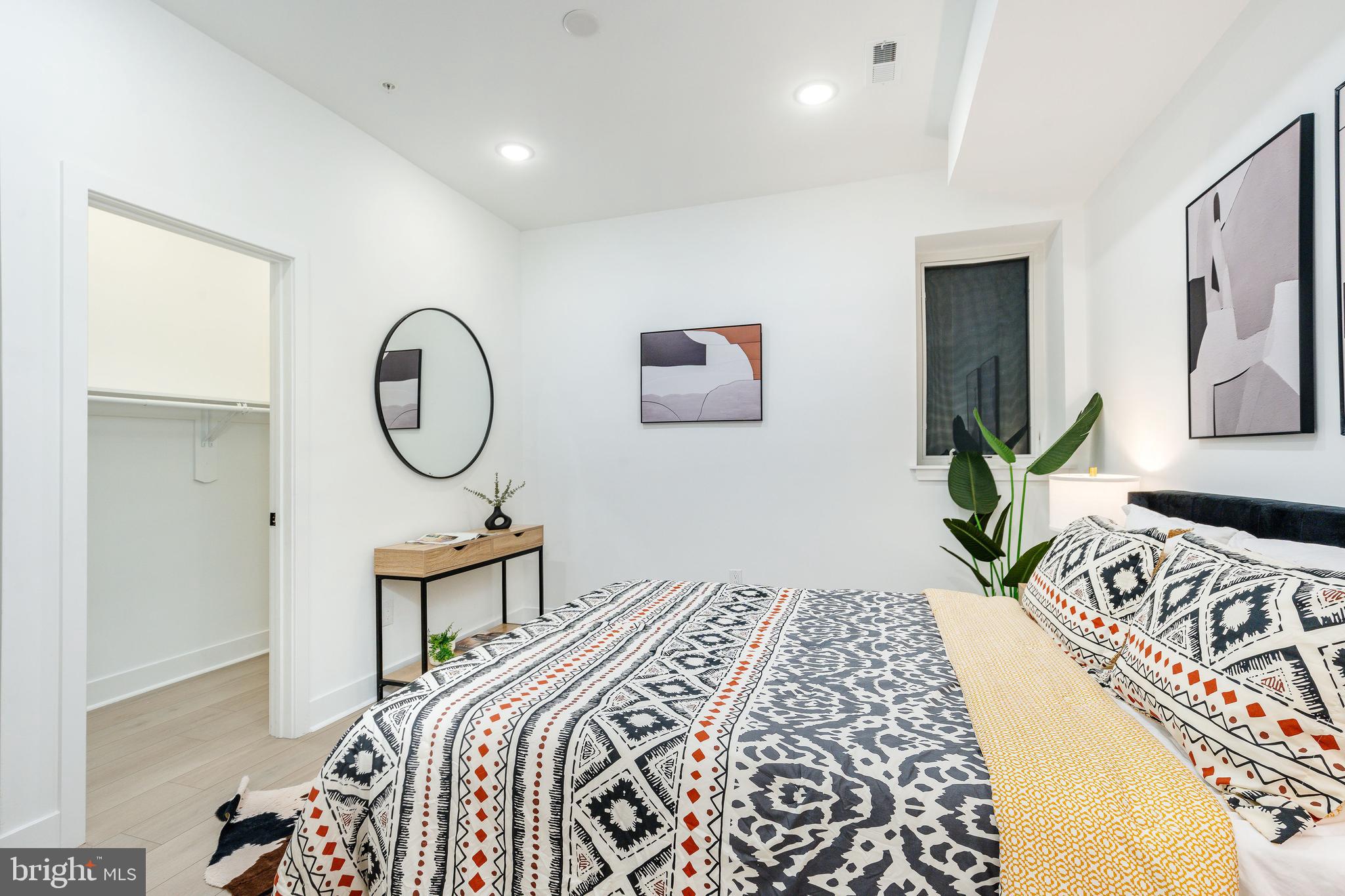 QUEEN VILLAGE - Residential