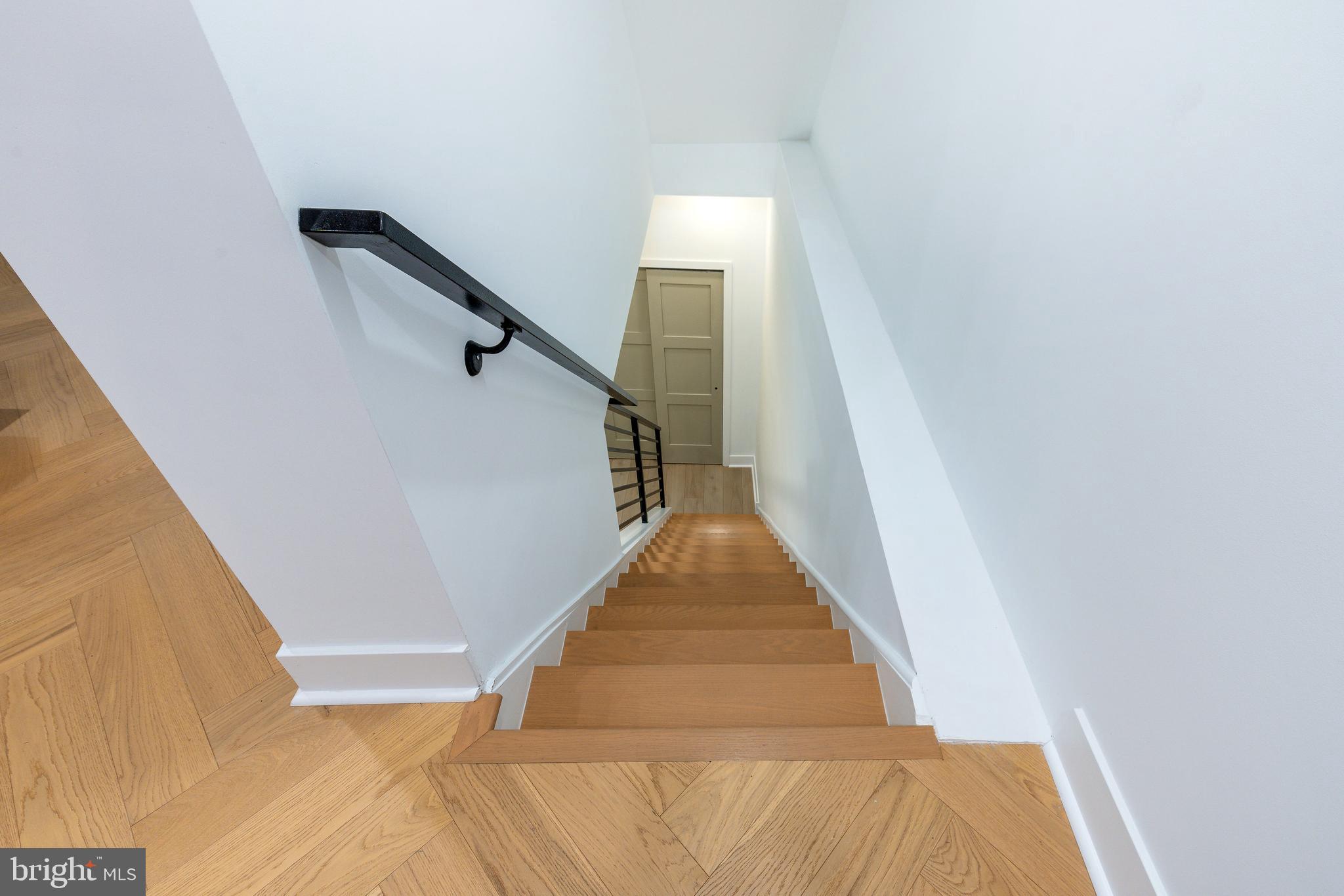 QUEEN VILLAGE - Residential