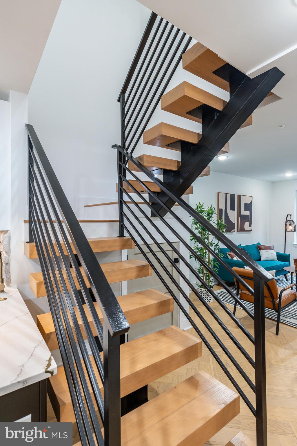 QUEEN VILLAGE - Residential