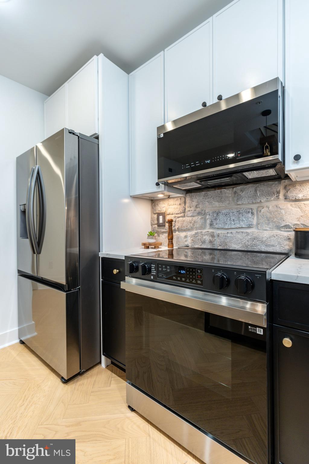 QUEEN VILLAGE - Residential